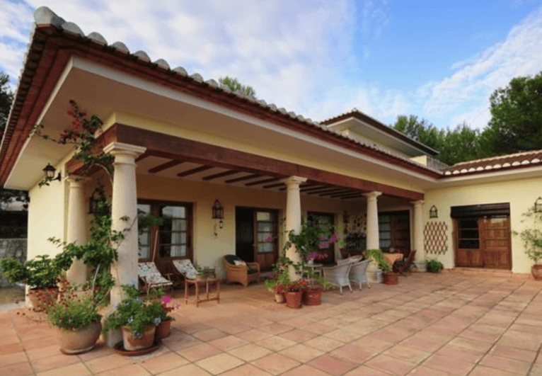 Fachada de la vivienda familiar de la finca