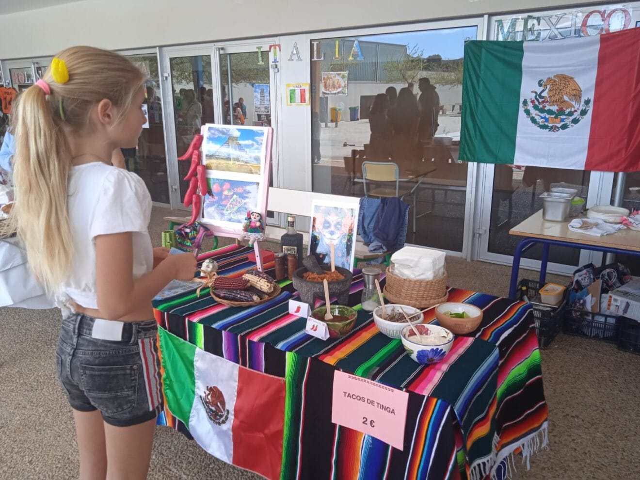 Fiesta y gastronomía internacional en el colegio del Arenal (4)