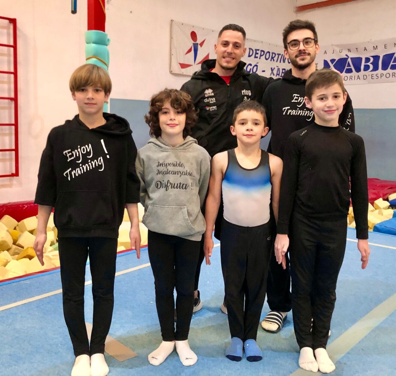 Gimnastas del CD Montgó con Néstor Abad y entrenador del Club