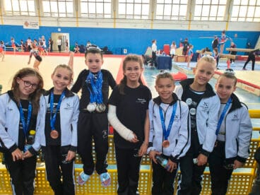 Gimnastas del CD Montgó con sus medallas