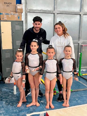 Gimnastas y entrenadores en la competición