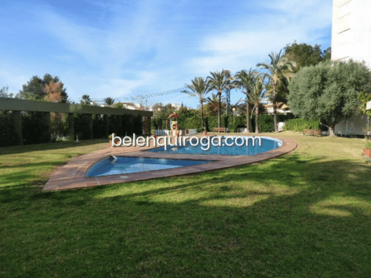 Jardín comunitario con piscina y parque infantil