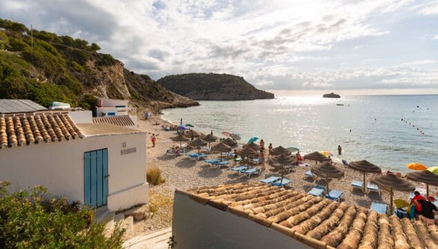 Imagen: La Cala de la Barraca durante la temporada estival