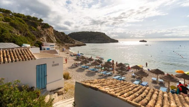 Imagen: La Cala de la Barraca durante la temporada estival