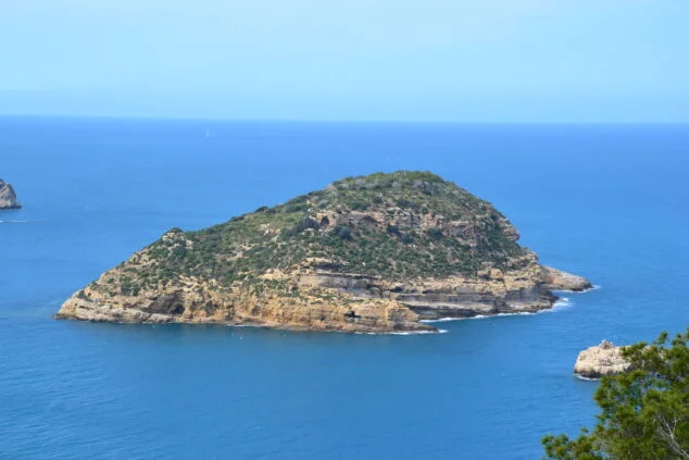 Imagen: L'illa del Portitxol vista desde el mirador de Punta del Cap Negre