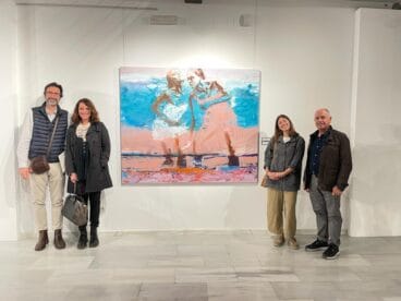 Los artistas de Xàbia junto a la obra de María