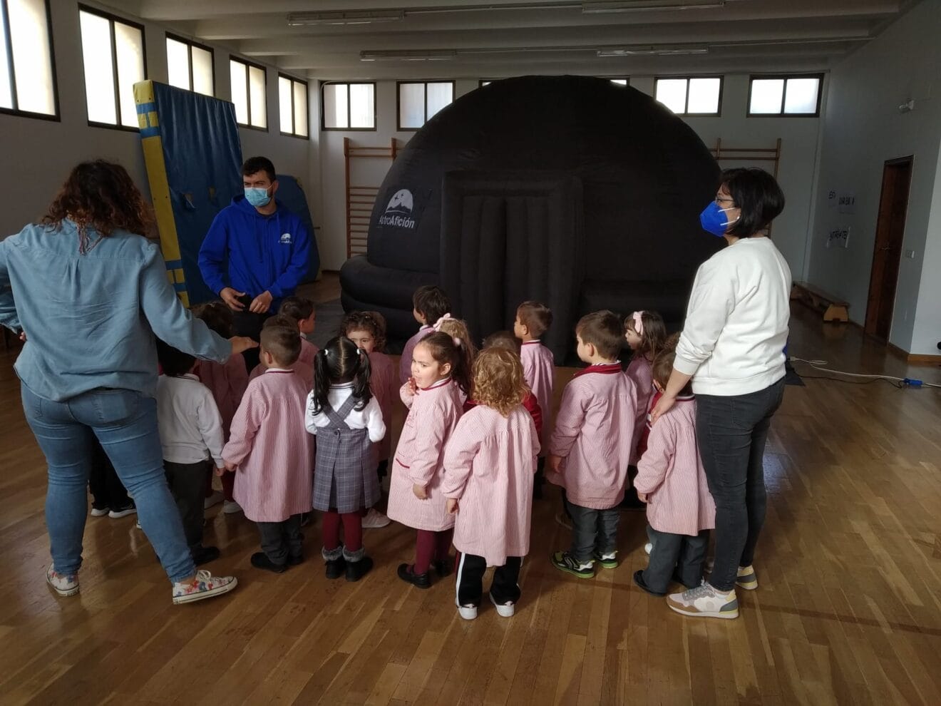 Los más pequeños visitan el planetario