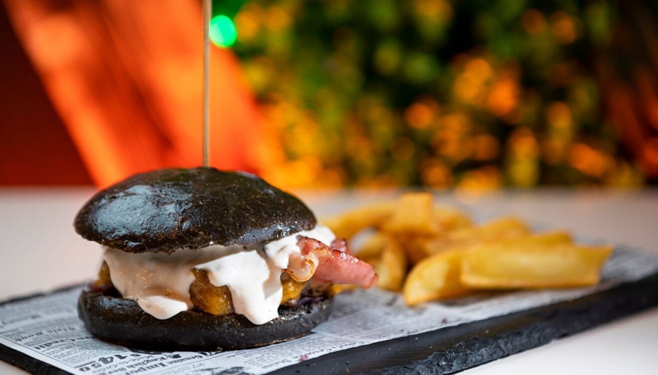 Mambo Burger con pan negro