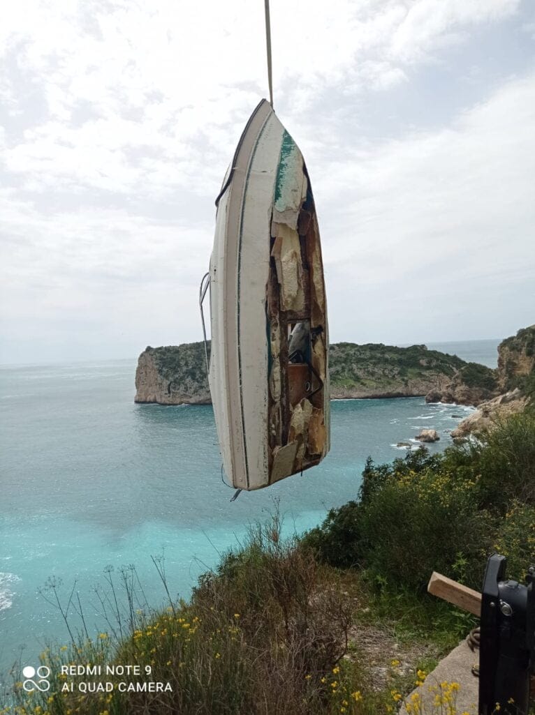 Momento de la retirada de la embarcación varada en la Cala Ambolo
