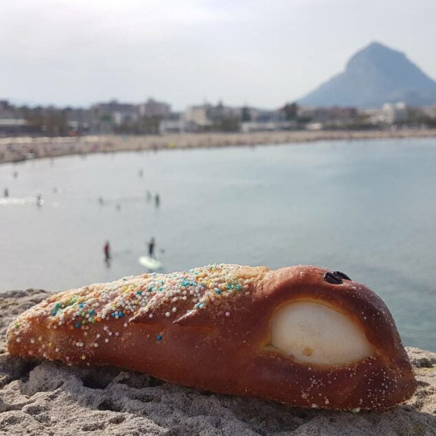 Imagen: Mona de Pascua y la playa del Arenal