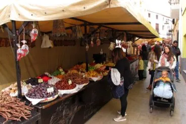 Primeros visitantes de la Fira d’artesania