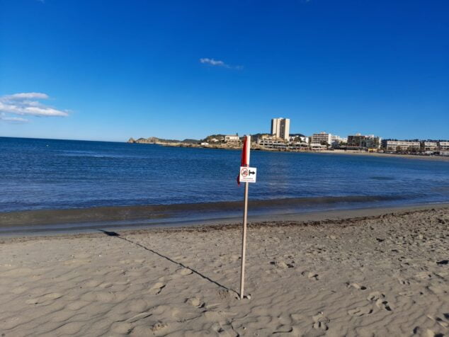 Imagen: Prohibición del baño en la playa del Arenal