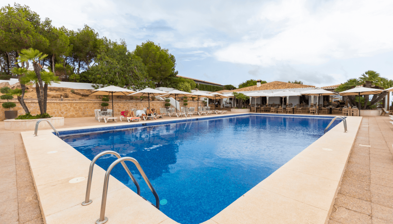 Refréscate en la piscina tras saborear deliciosos platos