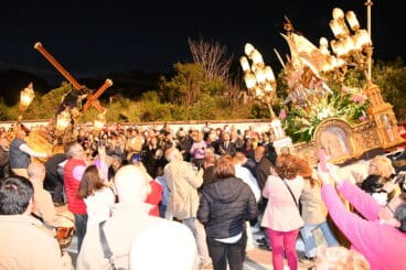 Reverencia de ambas imágenes como acto de despedida