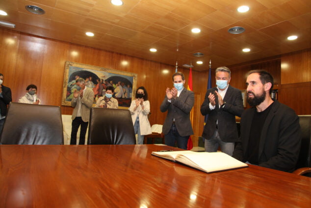 Imagen: Romà Bas firma en el libro del honor del Ayuntamiento de Xàbia