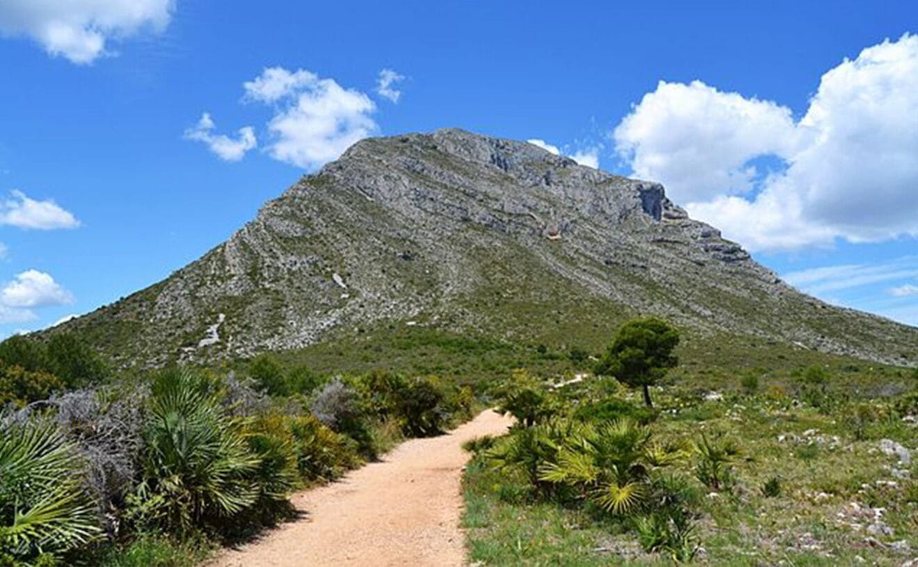 Routes through the Montgó