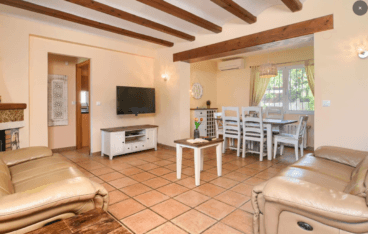 Salón-comedor de estilo rústico