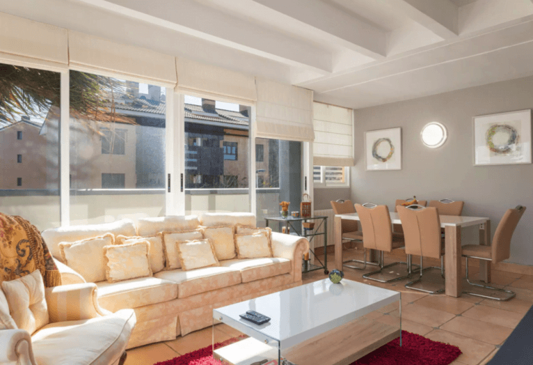 Salón-comedor muy luminoso del apartamento de Jávea