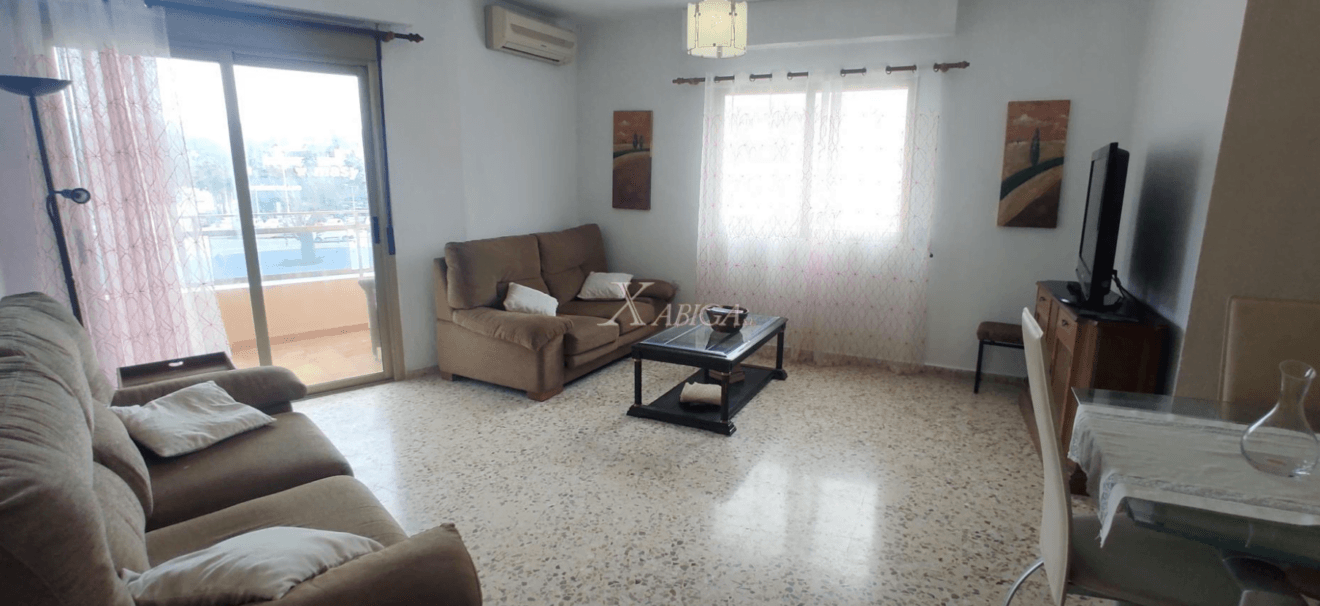 Salón-comedor muy luminoso del apartamento en Jávea