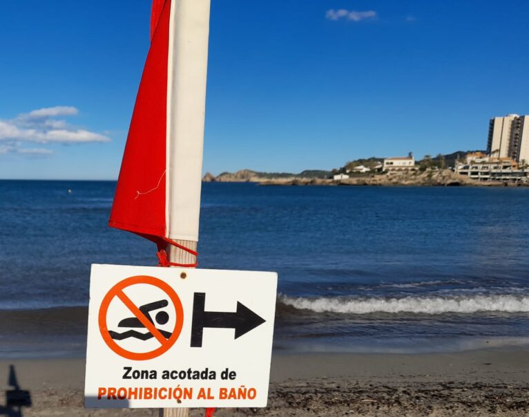Señal que prohíbe el baño en la playa del Arenal