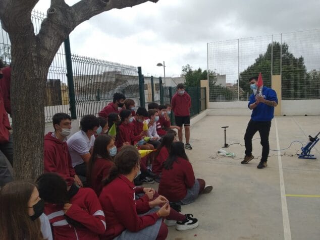 Imagen: Taller de cohetes en el proyecto 'Un viaje por el espacio'