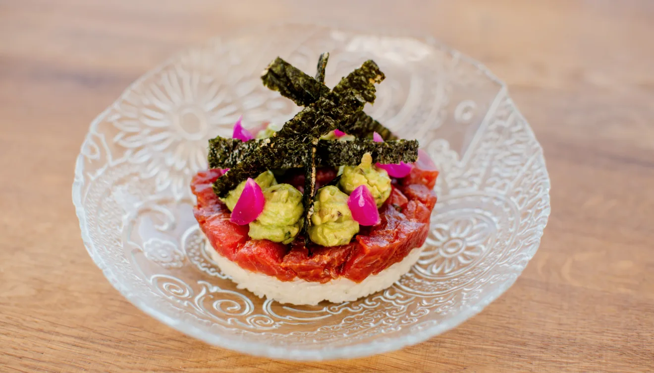 Tartar de atún con alga nori, arroz, guacamole y encurtidos