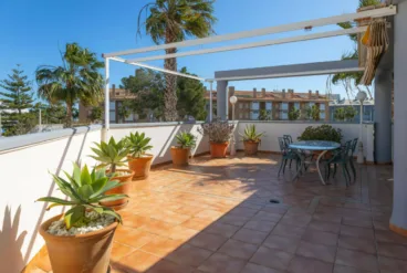 Terraza con toldo del apartamento en Jávea