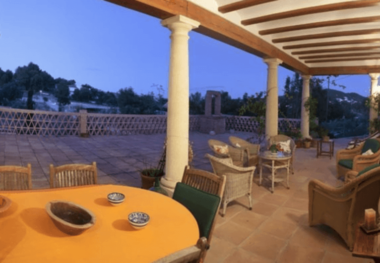 Terraza cubierta con zona de comedor exterior