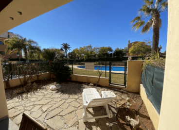 Terraza de la casa con acceso a la piscina comunitaria