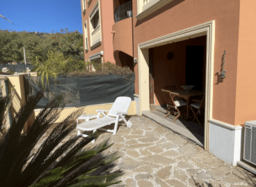 Terraza de la vivienda con salida al jardín comunitario