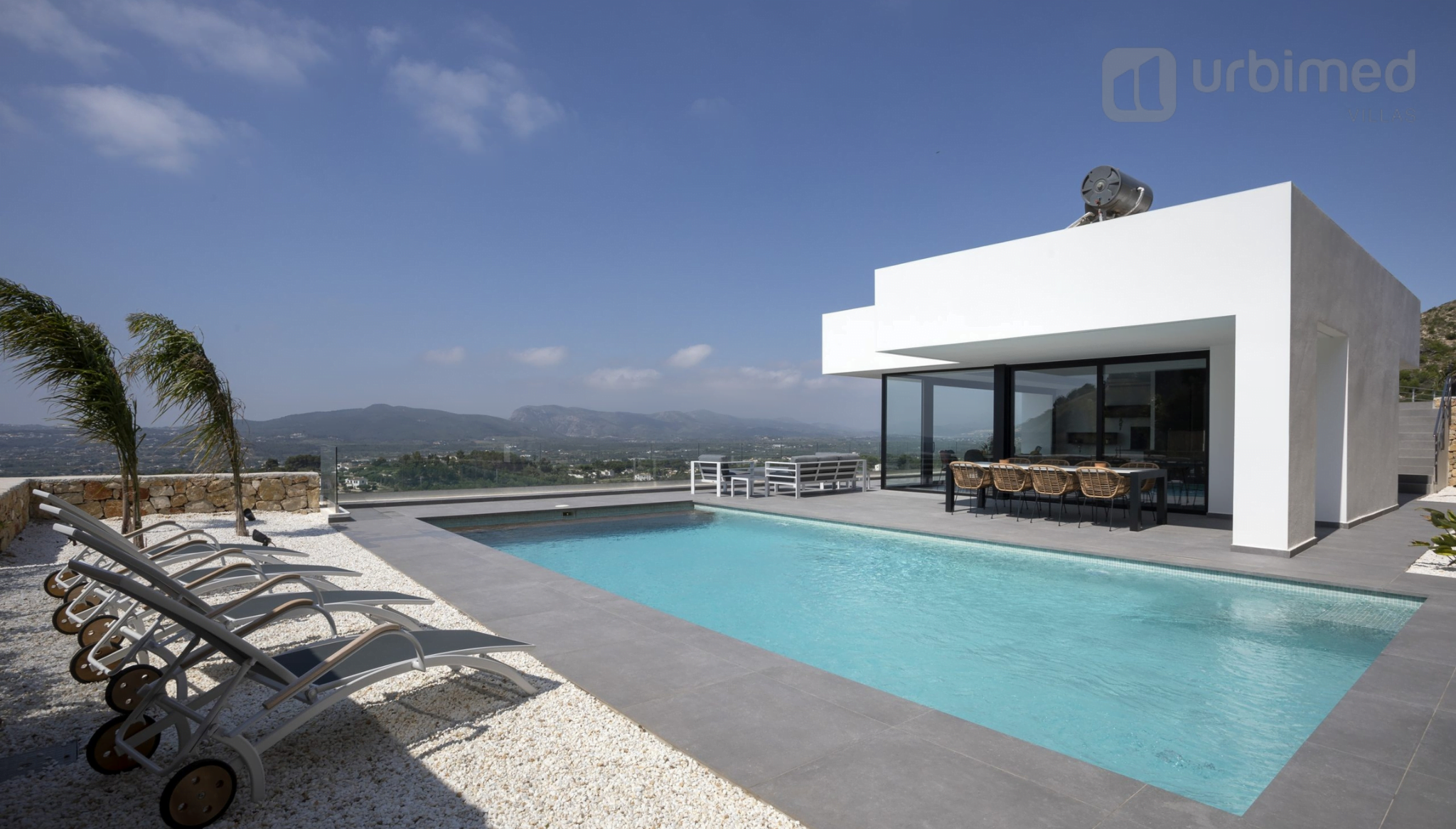 Terraza de vivienda con piscina – Urbimed Villas