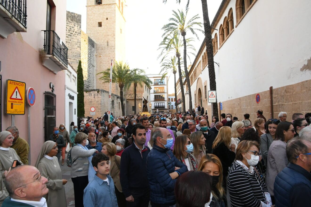 Vecinos de Xàbia acompañan las imágenes en la Romería