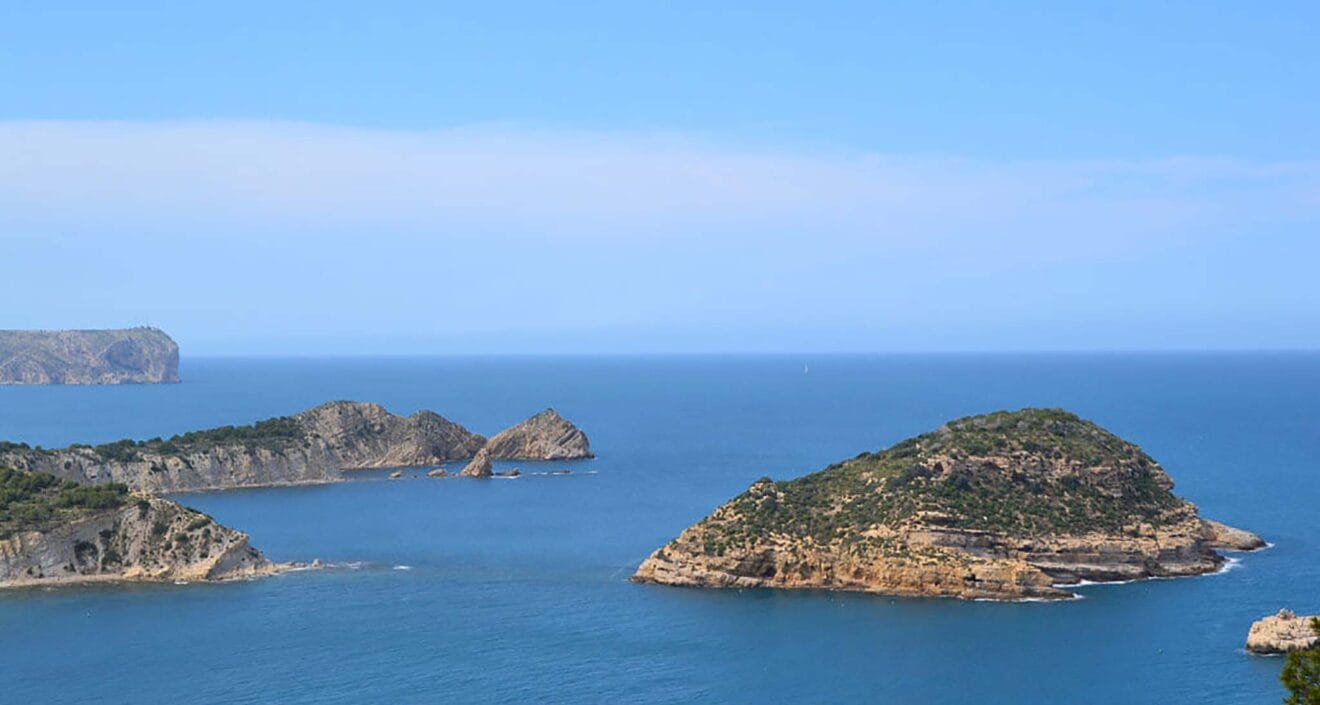 Vista del Cap de Sant Antoni, Cap Prim y la isla del Portitxol desde el mirador del Cap Negre