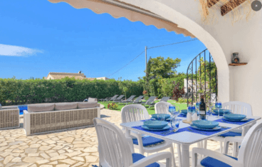 Zona de comedor exterior en esta villa disponible para alquiler vacacional