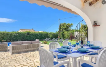 Zona de comedor exterior en esta villa disponible para alquiler vacacional