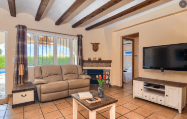 Zona de salón con chimenea