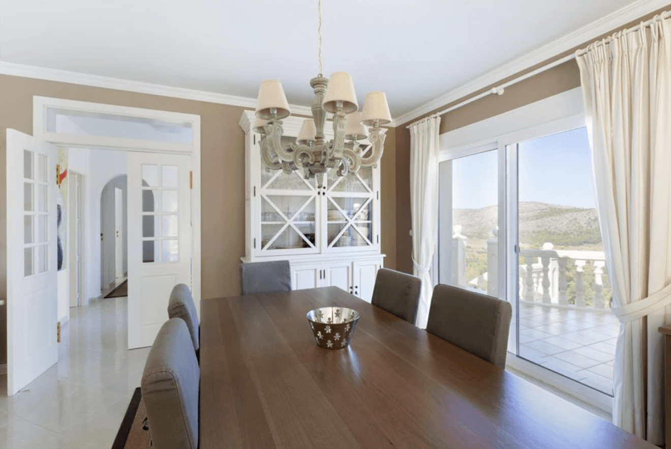 Zona del comedor con salida a la terraza