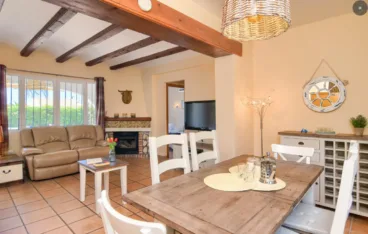 Zona del comedor junto al salón de estilo rústico