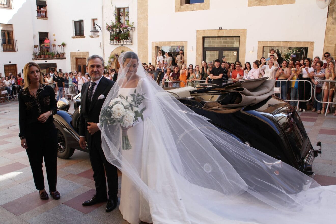Marta Lozano con su padre a la llegada a la Iglesia en Xàbia