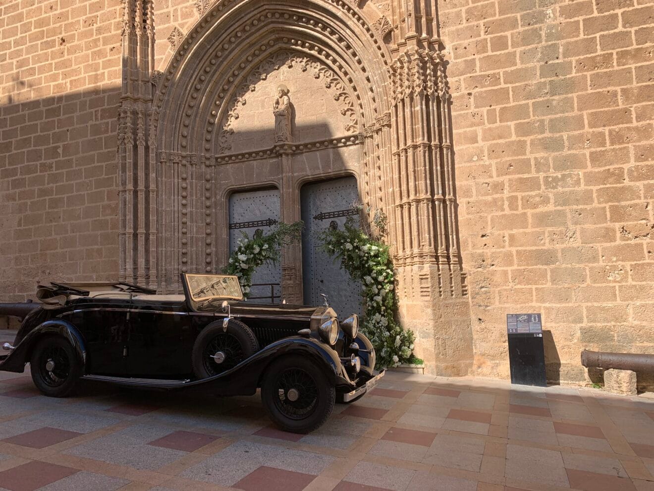 Coche de novios con la iglesia San Bartolomé al fondo