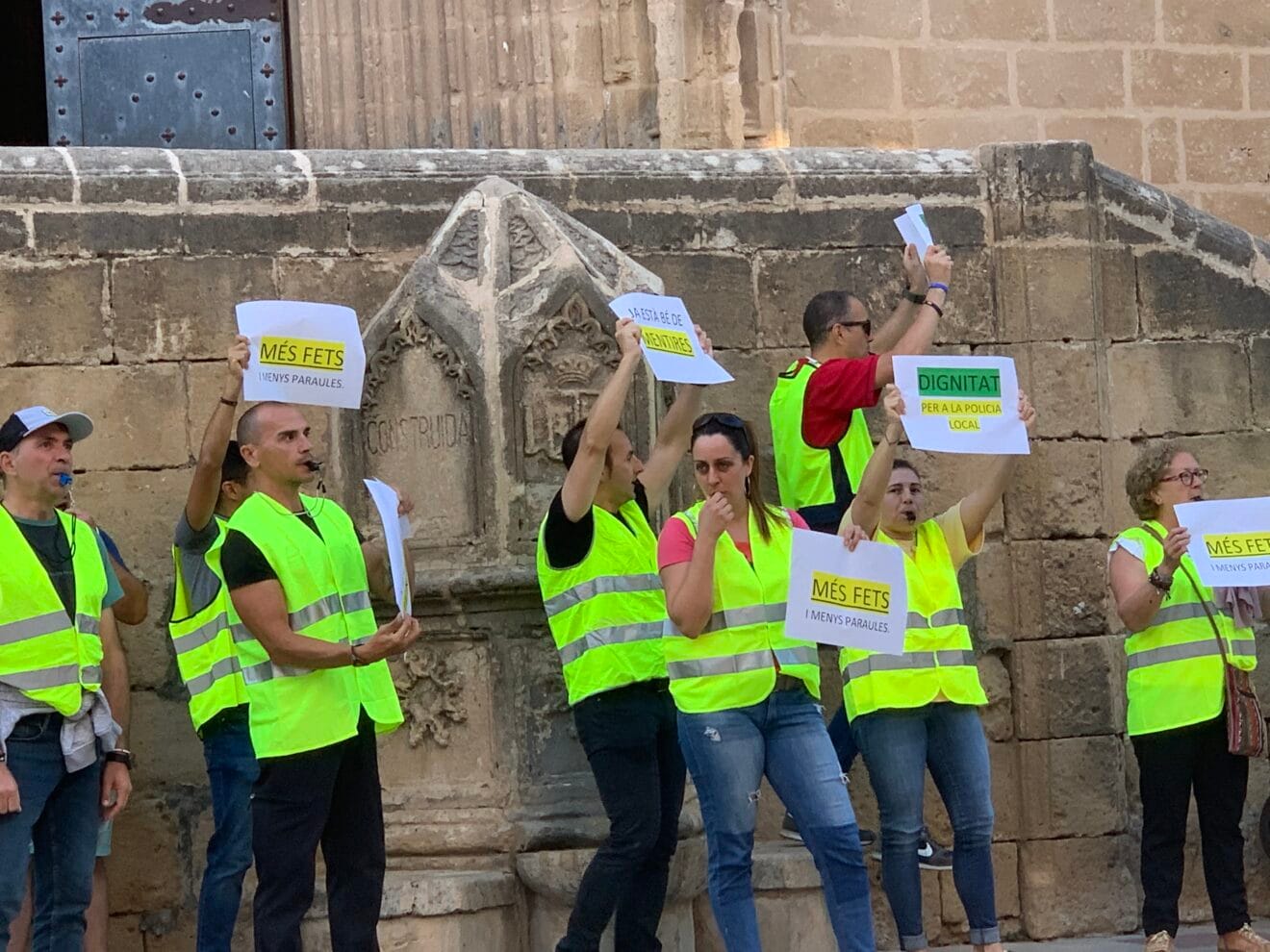 Varios agentes en la pitada frente al Ayuntamiento