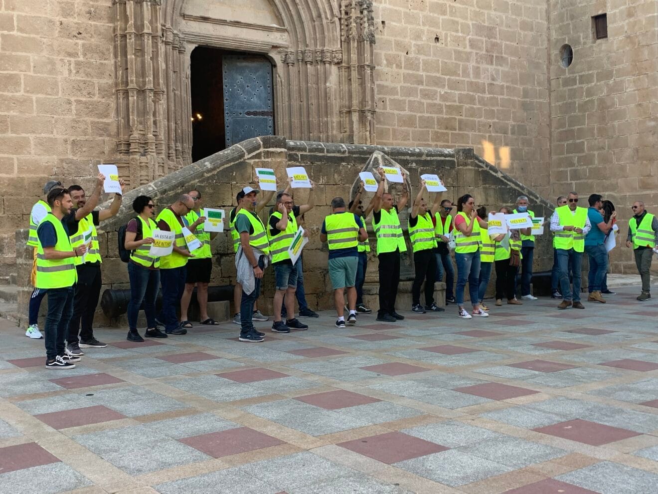 Agentes de la Policía de Xàbia en la manifestación