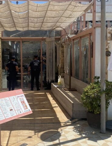 Los agentes poniendo el precinto en uno de los locales