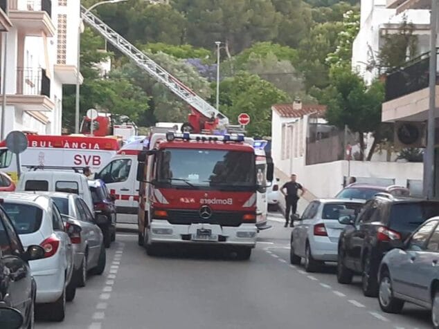 Imagen: Acceso de los bomberos al rescate de la mujer atrapada