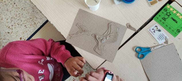 Imagen: Alumnos elaborando las maquetas