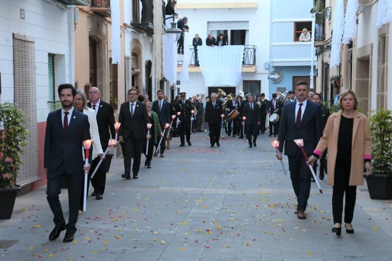 Autoridades municipales en la procesión de subida del Nazareno a la ermita del Calvario