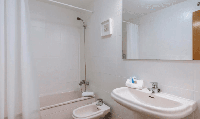 Baño del apartamento equipado con bañera