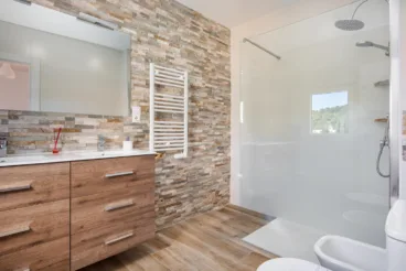 Baño equipado con ducha