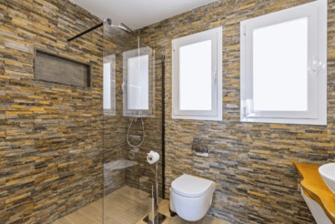 Baño equipado con plato de ducha