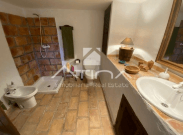 Baño rústico con plato de ducha
